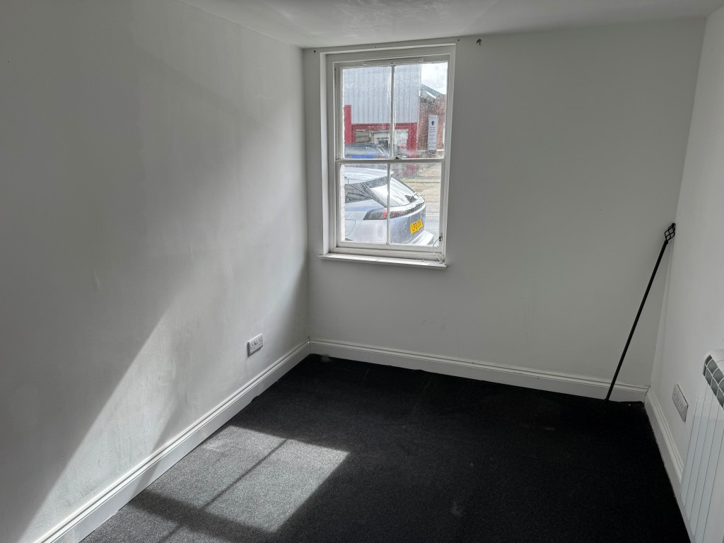 Lot: 46 - FREEHOLD TOWN CENTRE BLOCK OF FOUR TWO-BEDROOM FLATS AND A ONE-BEDROOM FLAT - A Ground Floor Room at the Front of the Building